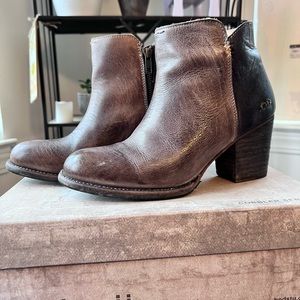 Bed|Stu Yell ankle boot in smoke grey and rustic black. Size 9